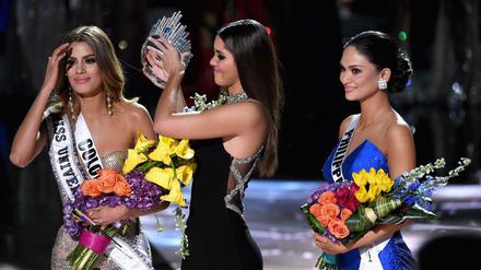 Der Kolumbianerin Ariadna Gutierrez wird die Krone zur Miss Universe wieder weggenommen. Die tatsächliche Miss Universe aus den Philippinen, Alonzo Wutzbach, freut sich rechts im Bild. 