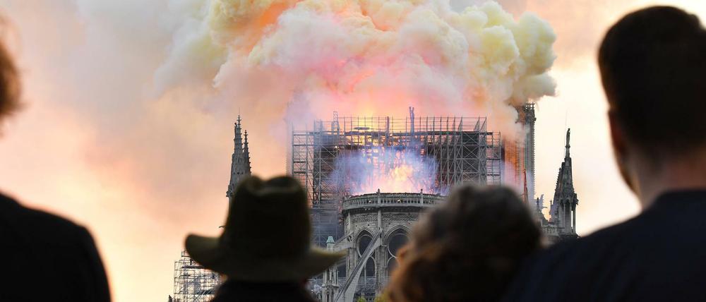 Zahlreiche Menschen in Paris verfolgten den Brand der Kathedrale vor Ort. 