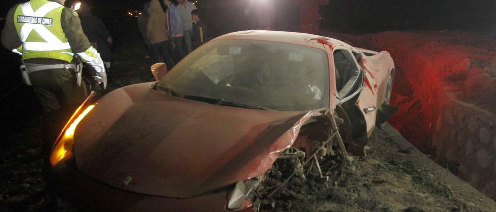Der beschädigte Ferrari des chilenischen Fußballstars Arturo Vidal am Dienstag nach einem Unfall am Stadtrand von Santiago de Chile. 