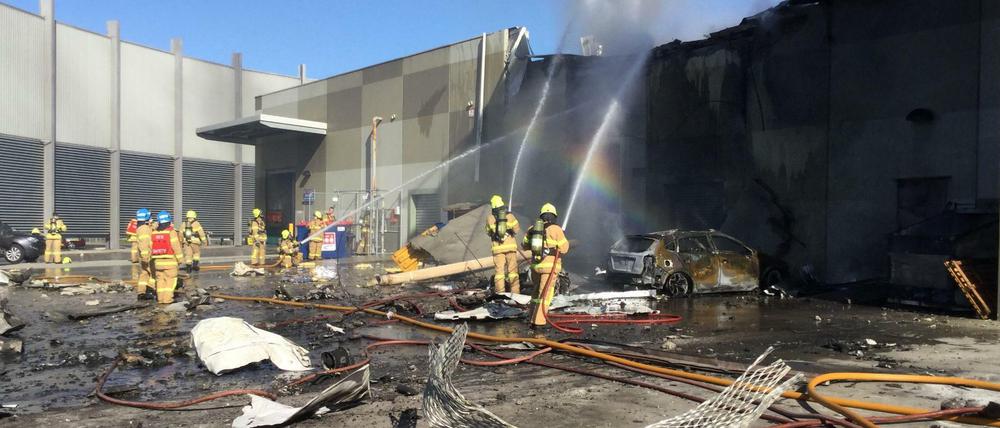 Die Feuerwehrleute löschen das Einkaufszentrum in Melbourne.