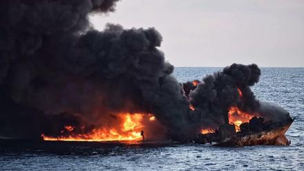 Eine Aufnahme des brennenden und sinkenden iranischen Tankers vor der Küste Chinas 