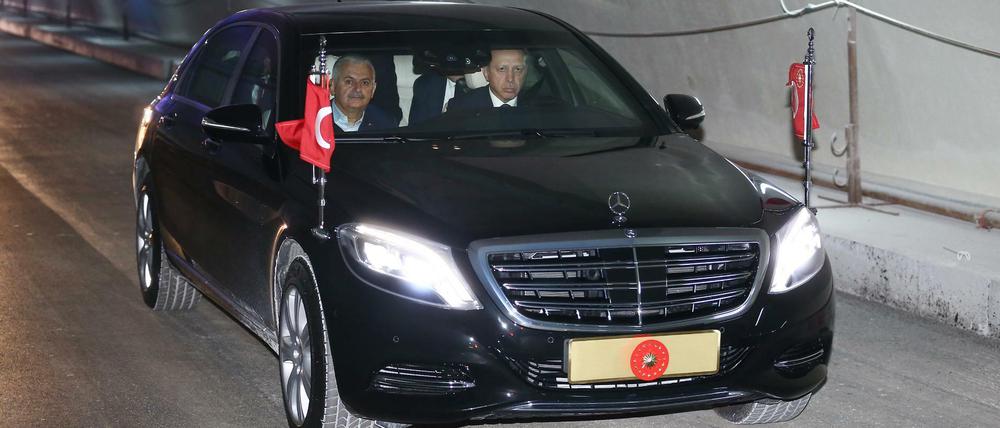 Hier fährt Recep Tayyip Erdogan mit Premier Binali Yildirim (links) noch in einem Mercedes Benz.  