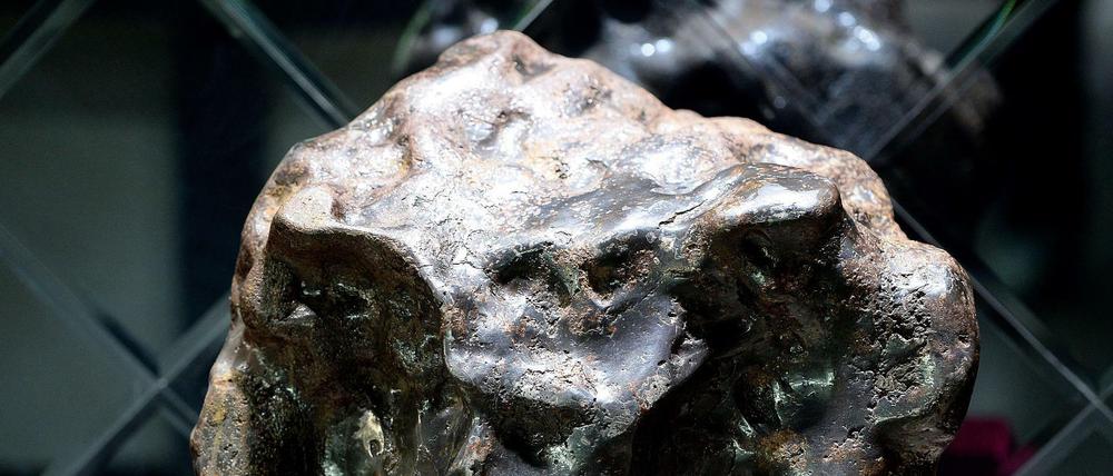 Meteoriten sind als Himmelsboten mehr oder weniger wertvoll. Dieser hier ist einer von vielen, die im chinesischen Urumqi ausgestellt sind. 