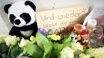 Blumen, Briefe und ein Stofftier liegen auf dem S-Bahn Steig Jungfernstieg zum Gedenken an die zwei Opfer einer tödlichen Messerattacke in Hamburg.