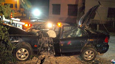 Nach einem schweren Verkehrsunfall im nördlichen Bremen steht das verunglückte Fahrzeug an der Unfallstelle. 
