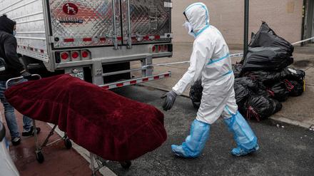 Laut Medienberichten sollen knapp 60 verwesende Leichen in Lastwagen in New York gelagert worden sein. Das Bestattungsunternehmen konnte keine Kühllaster mehr bekommen.