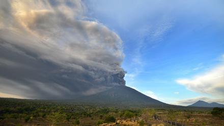 Wachsende Rauchsäule: Der brodelnde Vulkan Mount Agung auf Bali 