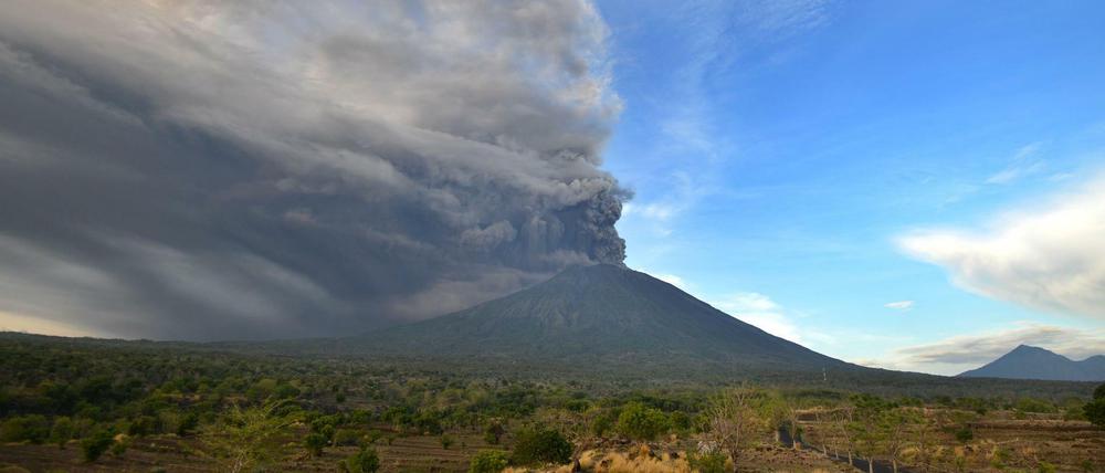Wachsende Rauchsäule: Der brodelnde Vulkan Mount Agung auf Bali 