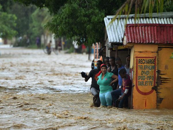Die Fluten nach dem Sturm schwemmen alles weg. Viele Menschen auf Haiti haben ihr gesamtes Hab und Gut verloren.