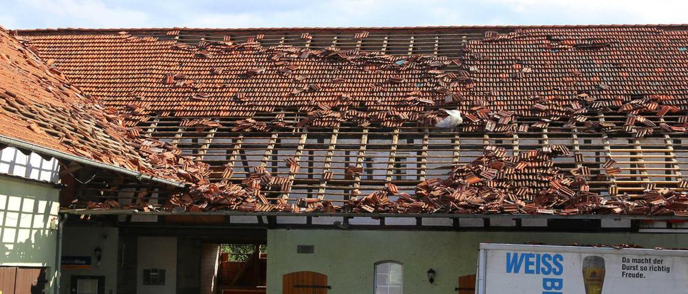 Ziegel liegen in einem Hof in Dramfeld (Niedersachsen), die zuvor ein Tornado vom Dach der Scheune gerissen hatte.
