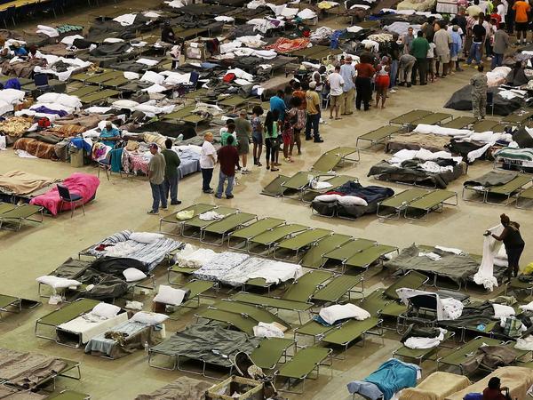 In Baton Rouge (Louisiana) sind evakuierte Menschen in einer Stadthalle notdürftig untergebracht.