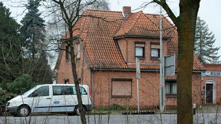 Das Wohnhaus in Asendorf (Niedersachsen) steht am Montag verlassen und verschlossen an der Bundesstraße 6. Bei einem Brand in der vorausgegangenen Nacht hatte die Feuerwehr die Leichen einer Mutter und ihres erwachsenen Sohnes in dem Haus aufgefunden.