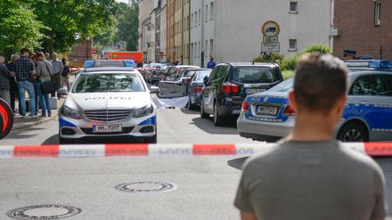 Ein Toter liegt nach einer Schießerei neben einem Auto in Hamburg. Der Mann ist am Donnerstag in seinem Wagen erschossen worden.