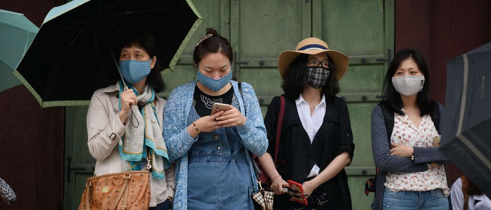 Aus Angst vor dem Mers-Virus tragen viele Menschen in Südkorea Gesichtsmasken. Hier Touristen in Seoul. 