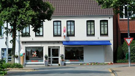 Grablichter, Blumen und Stofftiere liegen am Montag vor dem Eiscafe' "Pinocchio" in Bremervörde (Niedersachsen) zum Gedenken an die zwei Todesopfer eines Unfalls, bei dem ein Auto am Sonntagabend in die Eisdiele gerast war.
