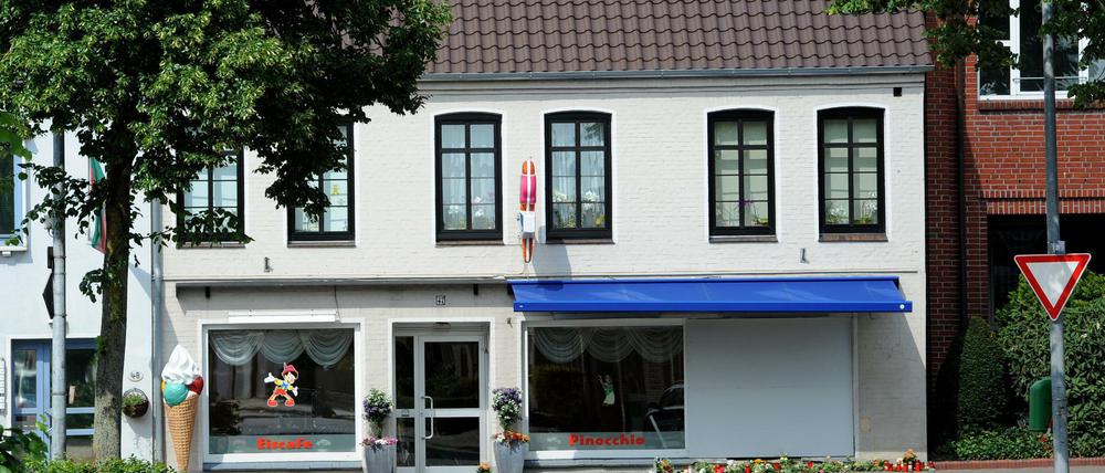 Grablichter, Blumen und Stofftiere liegen am Montag vor dem Eiscafe' "Pinocchio" in Bremervörde (Niedersachsen) zum Gedenken an die zwei Todesopfer eines Unfalls, bei dem ein Auto am Sonntagabend in die Eisdiele gerast war.