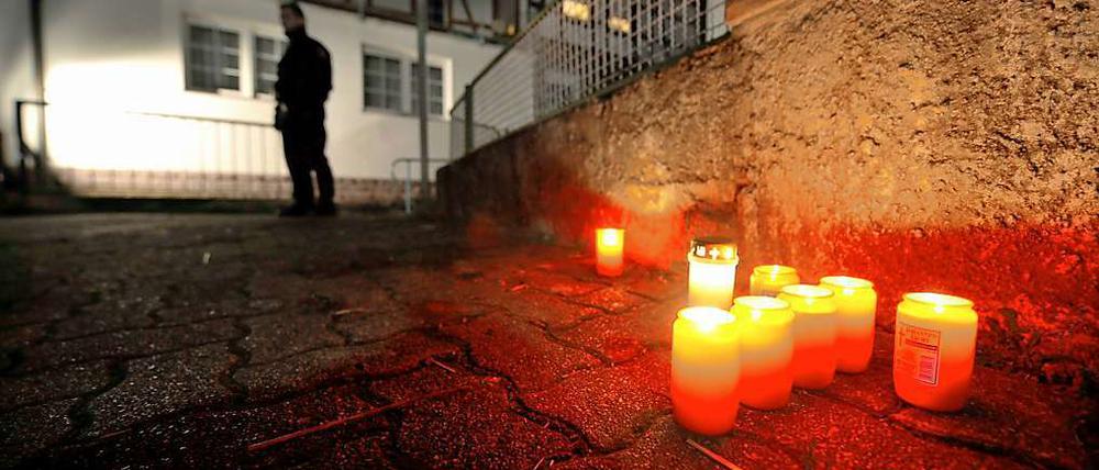 Trauer in Bodenfelde. Bürger haben zum Gedenken an die toten Jugendlichen Kerzen aufgestellt.