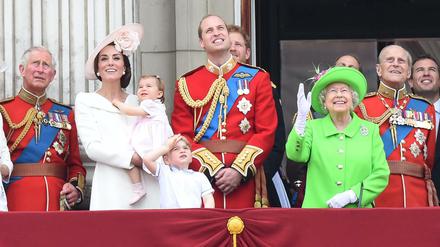 Royales Familienbild: Die Queen nimmt nebst Gatten, Sohn, Enkeln und Urenkeln die Militärparade zu ihrem 90. Geburtstag ab.