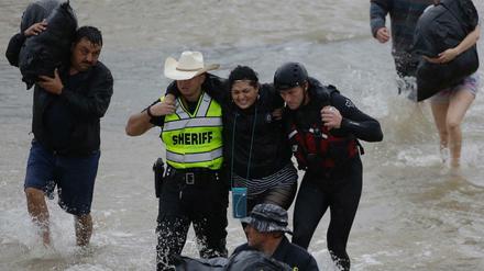  In Sicherheit. Tausende Menschen mussten in Houston bereits aus den Fluten gerettet werden.