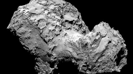 Nahaufnahme. "Tschuri", fotografiert am 3. August 2014 aus einer Entfernung von 285 Kilometern. Dieses hoch aufgelöste Bild des Kometen präsentierten deutsche Forscher am 6. August. Der rund fünf Kilometer lange Körper ist auffallend unregelmäßig geformt, hat Krater und hausgroße Blöcke auf seiner Oberfläche. 