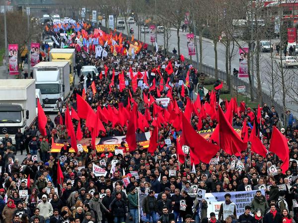 Demonstranten am 7. März 2015 in Istanbul mit Bannern von Berkin Elvan, der vor einem Jahr an den Auswirkungen von Polizeigewalt gestorben ist. 