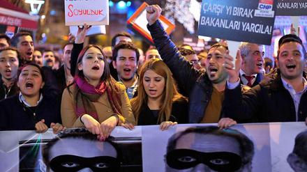 Demonstranten in Ankara protestieren gegen Korruption und Vetternwirtschaft in der konservativen AKP-Regierung in der Türkei.