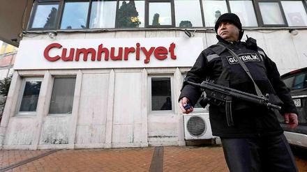 Ein Sicherheitsbeamter vor der Redaktion der Zeitschrift "Cumhuriyet" in der Türkei.