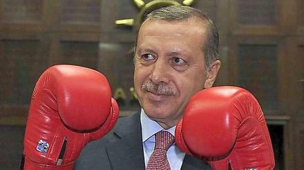 Muss Erdogan bald mit Boxhandschuhen ins Parlament in Ankara? Dort haben sich die Abgeordneten erneut eine Prügelei geliefert.
