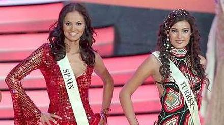 Miss Turkey Merve Büyüksarac (r) mit der Miss Spain Inmaculada Torres Del Rey.