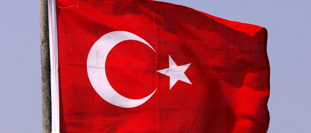 Türkische Nationalfahne weht im Wind.
