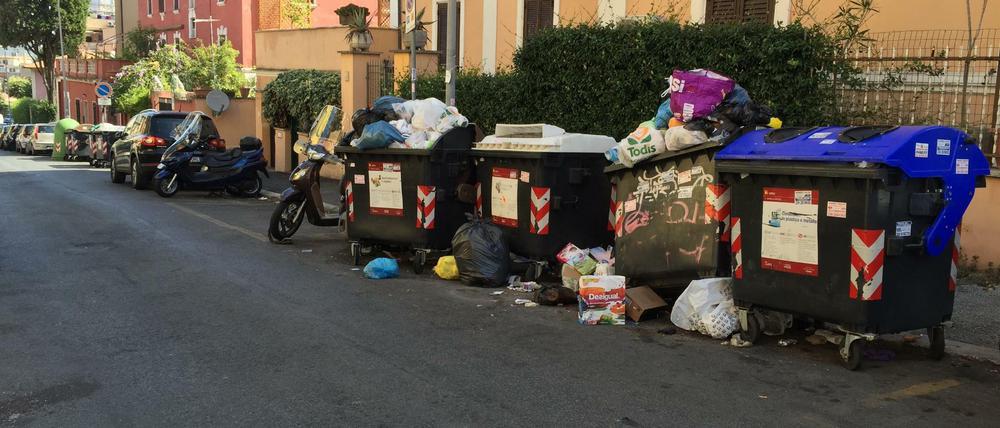 Überfüllte Müllcontainer, aufgenommen am 28.07.2015 in der Nähe des Vatikans in Rom (Italien). Ihre Stadt versinkt im Chaos, aber nicht alle Römer wollen dabei tatenlos zusehen. Anstatt zu lamentieren und auf die Politik zu schimpfen, haben einige Bürger eigene Initiativen gegen den Verfall der Stadt ins Leben gerufen.