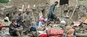 Nach Überschwemmungen in der Provinz Lugar südlich von Kabul sammeln Menschen ihre Habseligkeiten.