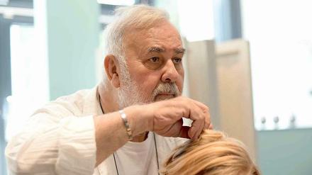 Im Vatikanstaat soll es bald einen Friseursalon für Obdachlose geben. Starfriseur Udo Walz, hier in seinem Salon in Berlin, wird vermutlich nicht dort sein. 