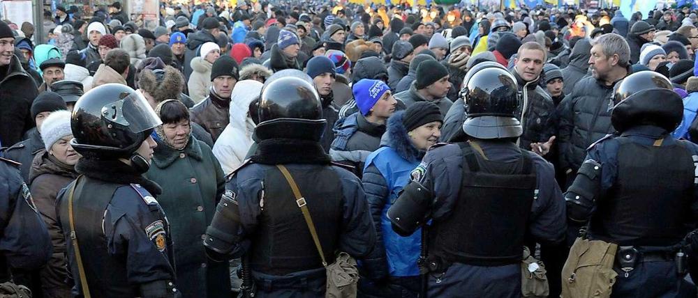 In der Ukraine sind am Samstag Zehntausende Anhänger von Präsident Viktor Janukowitsch auf die Straße gegangen.