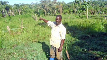 Farmer Issa Kawenja zeigt in Richtung der Abholzung von Wald in der Nähe des Dorfes Masaba südöstlich der ugandischen Hauptstadt Kampala. Jedes Jahr nimmt der Baumbestand in dem größtenteils von der Landwirtschaft abhängigen Land um mindestens 92 000 Hektar ab.