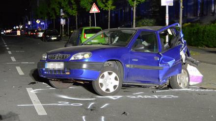Das Auto einer Unbeteiligten steht nach dem Unfall auf einer Straßenkreuzung in Moers.