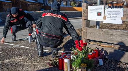 Tödlicher Unfall in Tirol: Polizisten am Ort des Geschehens in Luttach