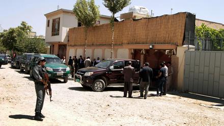Afghanische Sicherheitskräfte vor dem Büro der Gesellschaft für Internationale Zusammenarbeit (GIZ) in Kabul. Eine Entwicklungshelferin ist entführt worden. 