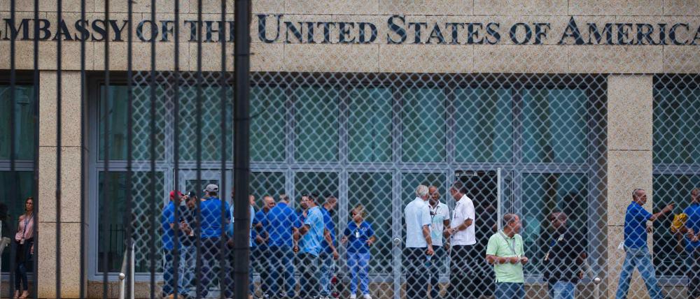 Botschaftsangestellte stehen auf dem Gelände der US-Botschaft in Havana, Kuba. 