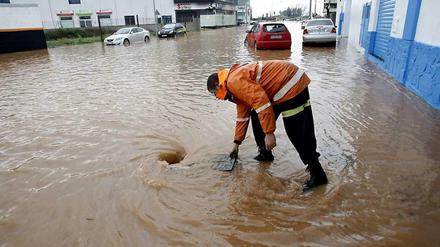 Überschwemmungen im Osten von Spanien. Hier ein Mann in Valencia. 