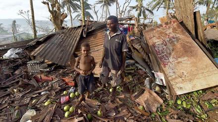 Vielen Menschen in Vanuatu hat der Wirbelsturm "Pam" das Haus zerstört. Hier Samuel und sein Vater in der Hauptstadt Port Villa. 