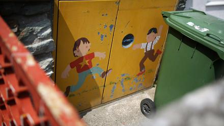 Spielende Kinder sind auf Mülltonnentüren einer Katholischen Kindertagesstätte in Mainz gemalt. Nach mutmaßlichen sexuellen Übergriffen unter Kindern hat die katholische Kirche die Kindertagesstätte vorübergehend dicht gemacht. Die Vorfälle beschäftigen jetzt auch Ermittler und Behörden.
