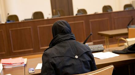 Die Angeklagte sitzt am Montag vor Prozessbeginn im Gerichtssaal im Strafjustizgebäude in Hamburg. Vor dem Hamburger Landgericht begann am Montag das Strafverfahren gegen die 30 Jahre alte Mutter wegen des Verdachts der Kindesmisshandlung.