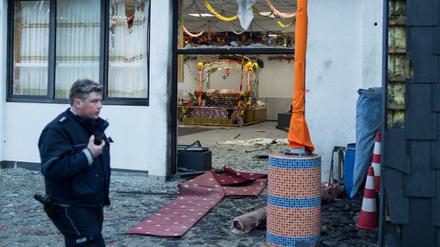 Bei der Explosion in dem Gebetshaus in Essen sind drei Menschen verletzt worden.