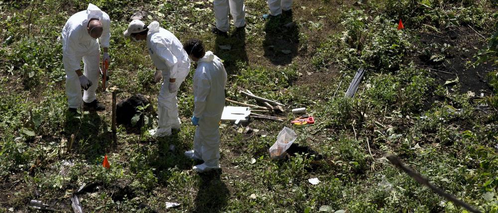 Auf dieser Müllkippe in Mexiko suchen Forensiker am 28. Aoktober 2014 nach Leichen der vermissten 43 Studenten. Nun konnte ein zweites Opfer identifiziert werden. 