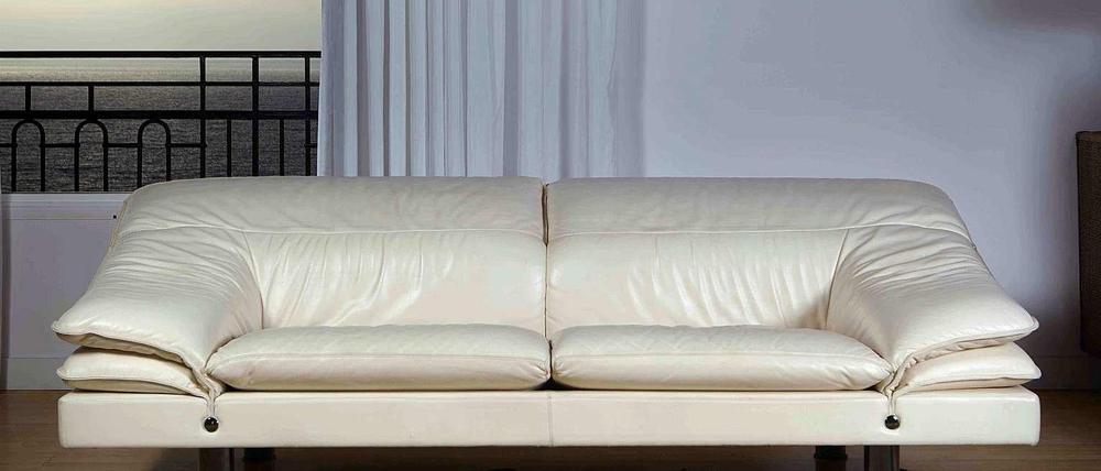 Das Sofa des Möbelherstellers "Poltrona Frau" aus der Suite von Winston Churchill im Hotel de Paris in Monte Carlo, Monaco.