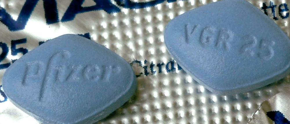 Zwei Tabletten des Potenzmittels "Viagra" des Pharmakonzern Pfizer.