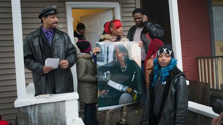 LaTonya Jones, die Tochter der von Polizisten erschossenen Bettie Jones, hält ein Bild ihrer Mutter auf der Veranda des Familienhauses in Chicago. 