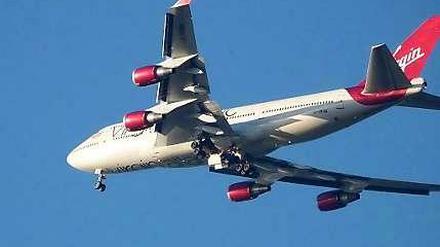 Das ist die Boeing 747 der Virgin Atlantic mit dem eingeklemmten Fahrwerk, die am Montag über Südengland kreiste.