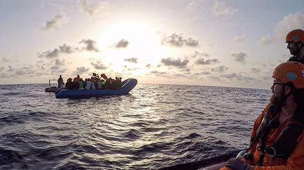 Die von der Seenotrettungsorganisation Sea-Eye herausgegebene Aufnahme zeigt Seenotretter vom Rettungsschiff "Alan Kurdi". (Symbolbild)